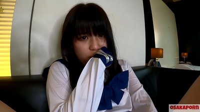 Keçeke Japonî ya 18 salî ku bi çîtikên piçûk diqelişe û bi tiliyên xwe û pêlîstoka seksê orgazmê dike. Keçika Asyayî di cil û bergên kozikê yên dibistanê de di vîdyoya amatorî de blowjobs dide. Mao 7 OSAKAPORN.